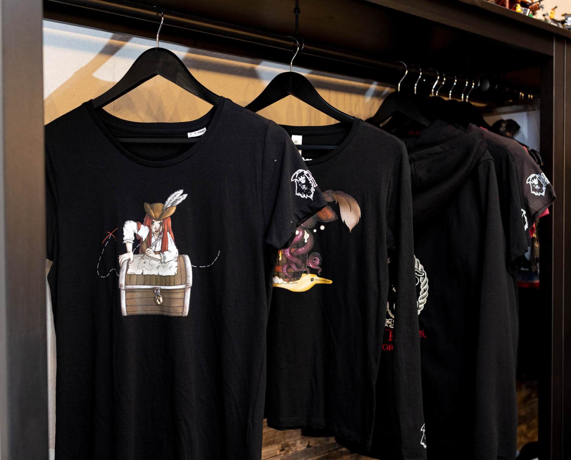 Textildruck Motive der Merch Piratin