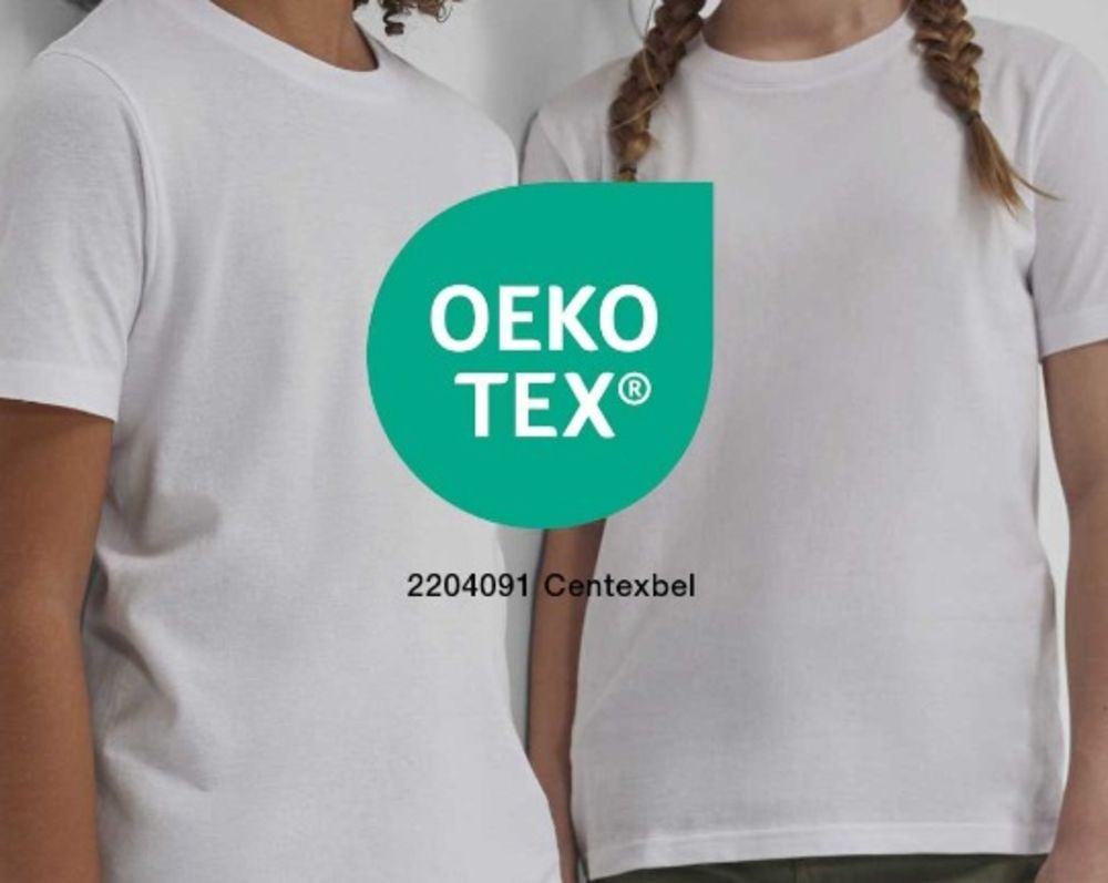 oeko-tex Logo vor zwei Menschen in weißen Shirts