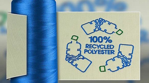 100% Recycled Polyester Logo neben einer blauen Garnrolle